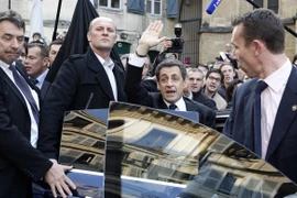 Tổng thống Pháp trốn người biểu tình trong... quán bar