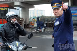 Mỏi miệng thổi còi, ngăn xe máy đi vào đường cao tốc