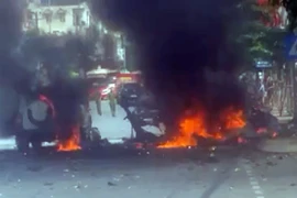 Cẩm Phả: Nổ liên tiếp khiến xe taxi tan nát, có thương vong