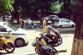 CSGT dọn “bẫy” dầu loang trên phố