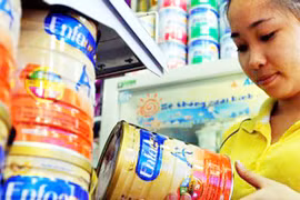 Giá sữa vẫn vượt trần