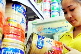 Giá sữa vẫn vượt trần