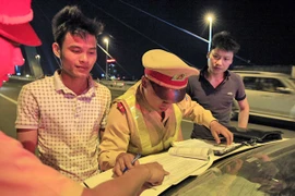 Hóng mát trên cầu Nhật Tân - quá mạo hiểm