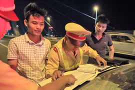 Hóng mát trên cầu Nhật Tân - quá mạo hiểm