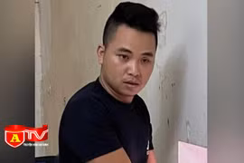 Cầm dao bầu đe dọa người truy đuổi sau khi cướp giật điện thoại