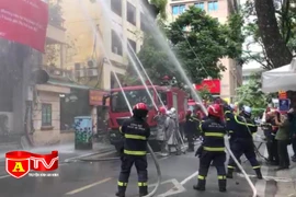 Diễn tập phương án chữa cháy và cứu nạn tại tổ hợp nhà hàng, karaoke