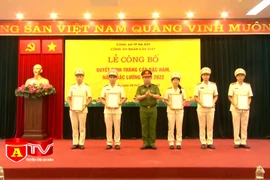 Thăng cấp bậc hàm, nâng lương cho 174 cán bộ chiến sỹ công an quận Cầu Giấy