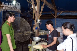 Cận cảnh cơ sở sản xuất bánh không phép, sử dụng nguyên liệu quá hạn