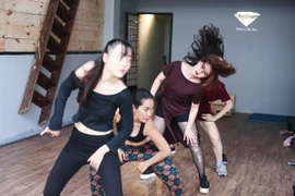 Top 8 Idol miệt mài tập luyện vũ đạo, chinh phục dòng nhạc EDM