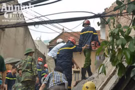 Đưa nạn nhân ra khỏi hiện trường vụ sập nhà nghiêm trọng tại 43 Cửa Bắc 