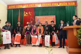 Chủ tịch UBND TP.Hà Nội Nguyễn Đức Chung tặng quà tết hộ nghèo xã miền núi Ba Vì