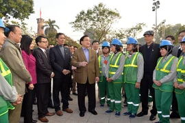 Bí thư Thành ủy Hoàng Trung Hải thăm hỏi, động viên các đơn vị ứng trực phục vụ nhân dân dịp Tết