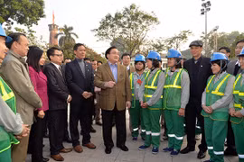 Bí thư Thành ủy Hoàng Trung Hải thăm hỏi, động viên các đơn vị ứng trực phục vụ nhân dân dịp Tết