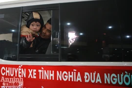 Cảm động chuyến xe tình nghĩa đưa bệnh nhân nhi về quê ăn tết