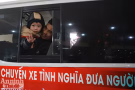 Cảm động chuyến xe tình nghĩa đưa bệnh nhân nhi về quê ăn tết