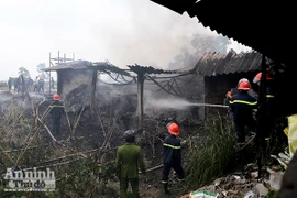 Xưởng sản xuất khung tranh bị "bà hỏa" thiêu rụi