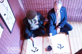 Xem Đại sứ Mỹ viết thư pháp đón chào năm mới Bính Thân