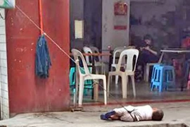 Bà trói cháu 2 tuổi trước cửa hàng