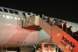 Tiếp viên hàng không phản đối dùng khăn che mặt khi tới Iran