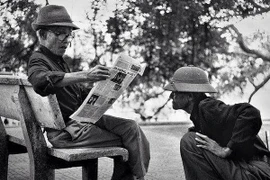 Đọc báo ở phố