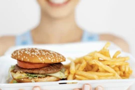 Đồ ăn nhanh gây rối loạn nội tiết