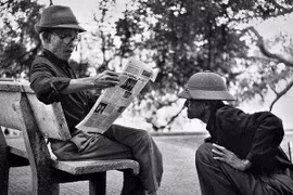 Đọc báo ở phố