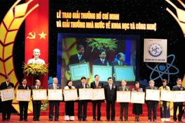 Giải "Nobel" Việt Nam gấp 270 lần lương tối thiểu