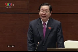 Bộ trưởng Bộ Nội vụ Lê Vĩnh Tân đang trả lời chất vấn trước Quốc hội