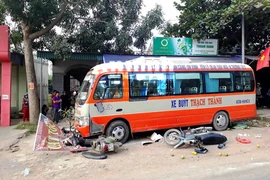 Xe buýt đâm vào điểm chờ, 1 người chết, 1 người bị thương