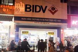 Truy bắt tên cướp táo tợn, xông vào ngân hàng, dùng súng khống chế nhân viên cướp tiền