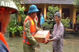 Tiếp tế mỳ tôm, nước ngọt cho người dân vùng bị lũ cô lập