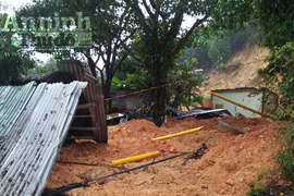 Mưa lũ khiến người dân Quảng Ngãi rơi vào cảnh khốn đốn