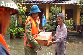 Tiếp tế mỳ tôm, nước ngọt cho người dân vùng bị lũ cô lập