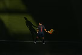 Cầu thủ bị treo giò 1 năm vì rút… "của quý" tấn công trọng tài