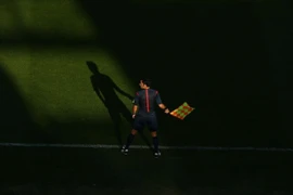 Cầu thủ bị treo giò 1 năm vì rút… "của quý" tấn công trọng tài