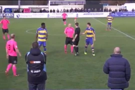 Hài hước với chiếc thẻ đỏ kỳ lạ nhất lịch sử