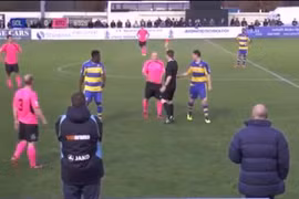 Hài hước với chiếc thẻ đỏ kỳ lạ nhất lịch sử