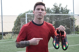 Messi trình làng mẫu giày mới chuẩn bị cho Siêu kinh điển