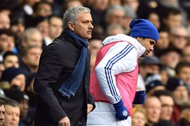 Mourinho mỉa mai Costa sau vụ ném áo tập