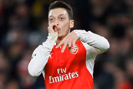 Ozil gánh vác niềm hy vọng cho Arsenal