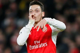 Ozil gánh vác niềm hy vọng cho Arsenal