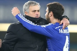 Lộ danh tính cầu thủ "đâm sau lưng" Mourinho