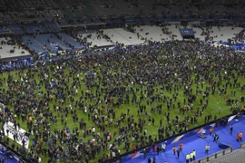 Tấn công khủng bố kinh hoàng ở Paris: 3 CĐV thiệt mạng bên ngoài sân Stade de France