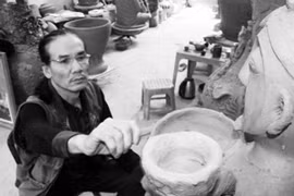 Người có tài biến đất sét thành đồ cổ