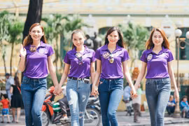 Thí sinh tự tin giao tiếp với du khách nước ngoài trên phố