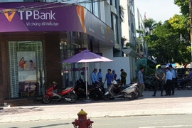 Nhanh chóng bắt giữ đối tượng dùng xăng đe dọa cướp ngân hàng