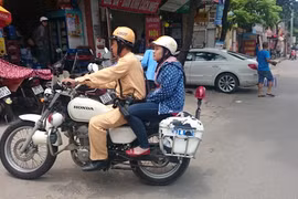 Bỏ quên giấy báo thi, thí sinh được CSGT đưa về tận nhà lấy 