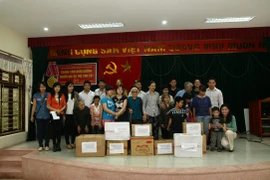 "Tuổi trẻ nghĩa tình" đến với trẻ em tàn tật