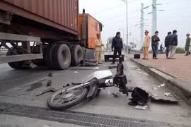 1 người đàn ông chết thảm dưới bánh xe container 