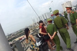 Kịp thời khuyên giải cô gái định nhảy cầu Vĩnh Tuy tự tử